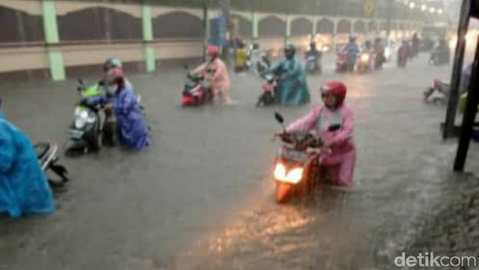 Hujan Deras Sore hingga Malam, Jalanan di Kota Kediri Kebanjiran