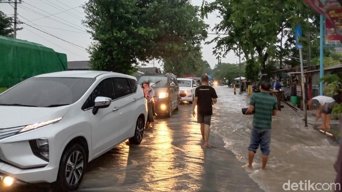 Jalur Pantura Probolinggo Kebanjiran, Arus Lalu Lintas Macet 5 Km