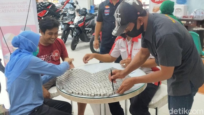 Wow! Pasutri di Banyuwangi Beli Scoopy Pakai Uang Koin Pecahan Rp1.000