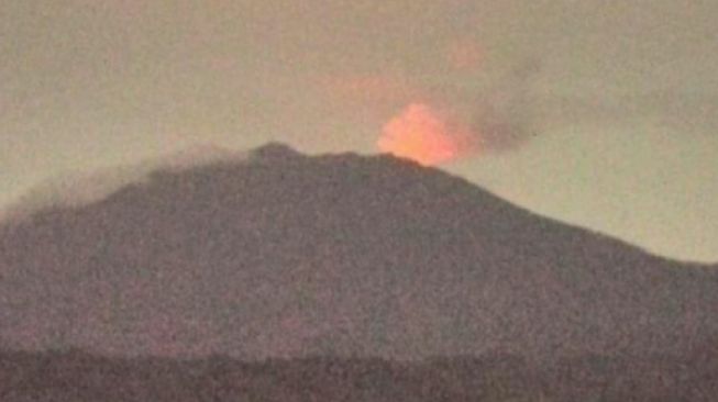 Aktivitas Vulkanis Meningkat, Gunung Raung Semburkan Gas Belerang