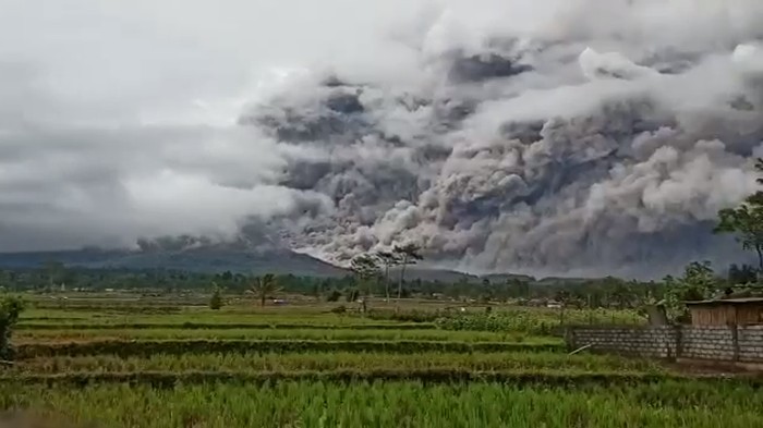 Waspada! Gunung Semeru Masih Berpotensi Semburkan Awan Panas