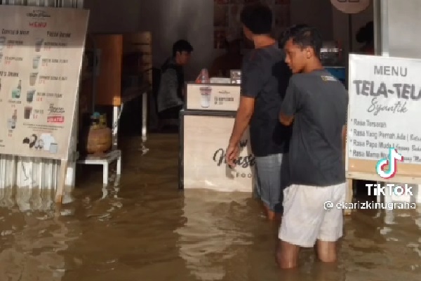 Berkah, Tak Hanya Banjir Air Usaha Kafe Ini Juga Banjir Pembeli