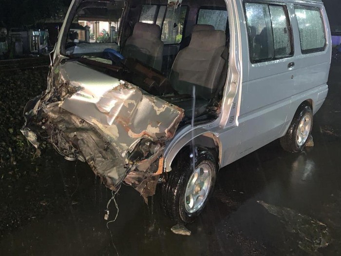 Mogok di Atas Rel, Minibus di Blitar Ringsek Tertabrak Kereta Api