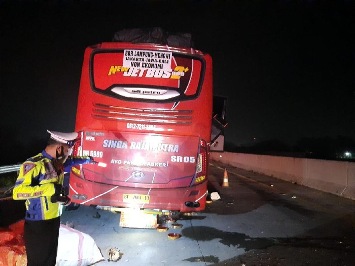 Bus Lintas Bali-Sumatra Tabrak Truk di Tol Magetan, 4 Orang Meninggal