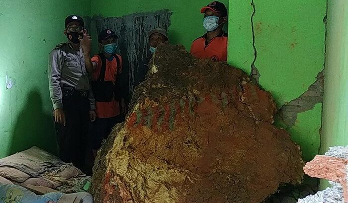 Batu Raksasa Longsor, Dua Rumah Warga Pacitan Hancur