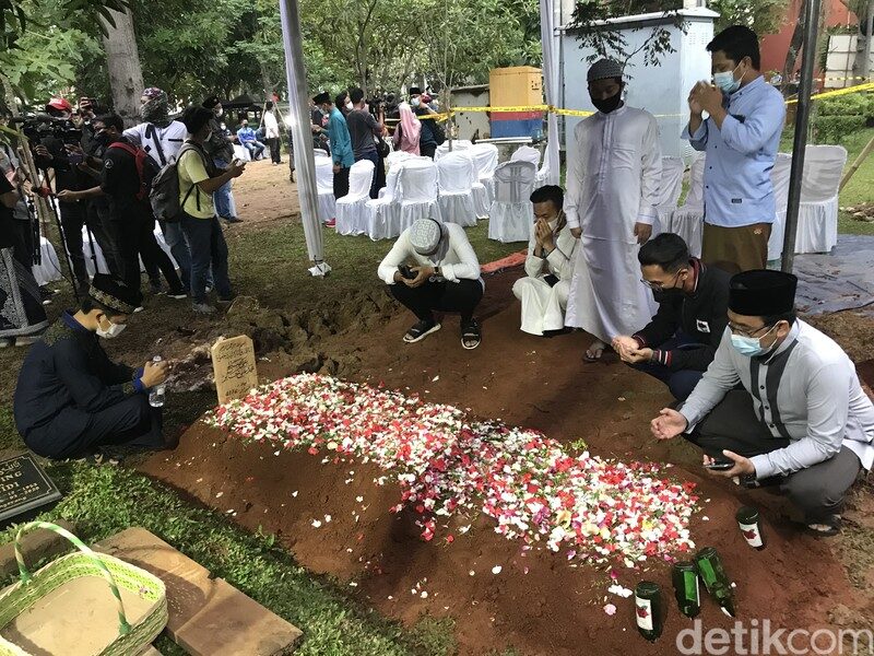 Ini Cerita Penggali Makam Lihat Jenazah Syekh Ali Jaber