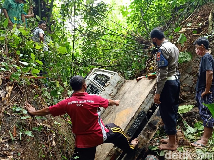 Innalillahi...Pikap Masuk Jurang di Pacitan, 3 Penumpang Meninggal