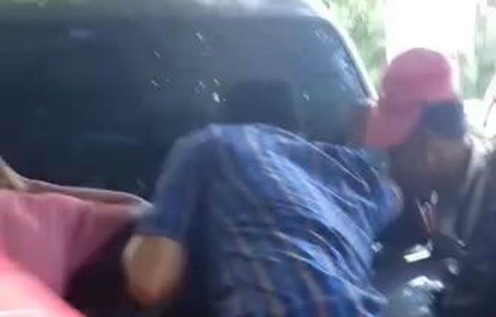 Warga Sampang Gerebek Pasangan Selingkuh Mesum di Mobil