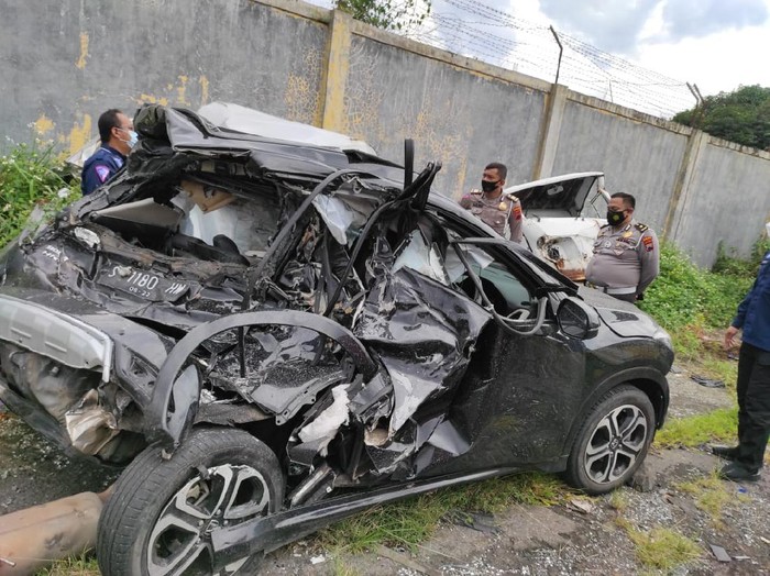 Ringsek Parah, Ini Penampakan Mobil Chacha Sherly Eks Trio Macan saat Kecelakaan di Tol