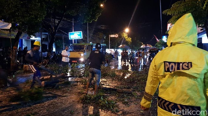 2 Pengendara Motor Tertimpa Pohon Tumbang di Kota Mojokerto, 1 Meninggal