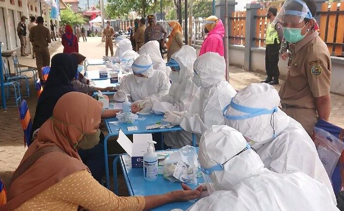 54 Pedagang Pasar di Trenggalek Ikuti Rapid Test setelah 1 Orang Meninggal karena Covid-19