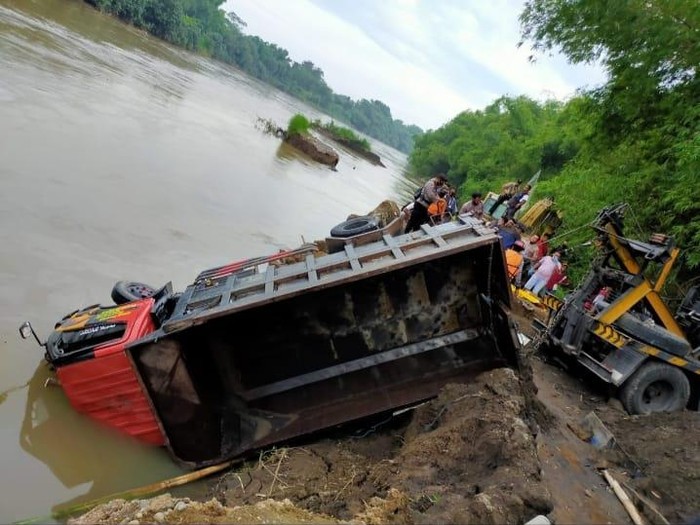 Truk Tergelincir ke Sungai Brantas, Sopir Meninggal Terjebak dalam Kabin