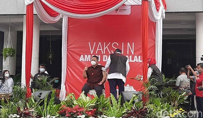 Tensi Tinggi, Plt Wali Kota Surabaya Sempat Tak Lolos Vaksinasi