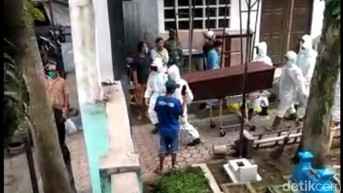 Viral Video Jenazah Covid-19 Tertukar di Malang, Keluarga Marah