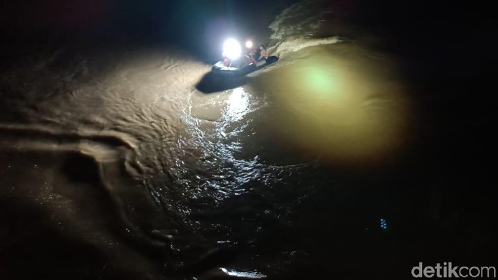 Wanita Terjun dari Jembatan Bengawan Solo Setinggi 20 Meter di Ngawi