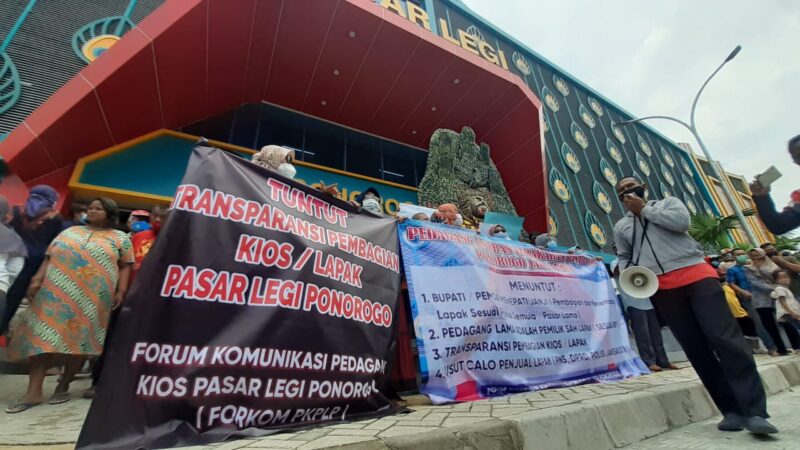 Puluhan Pedagang Demo saat Peresmian Pasar Legi Ponorogo