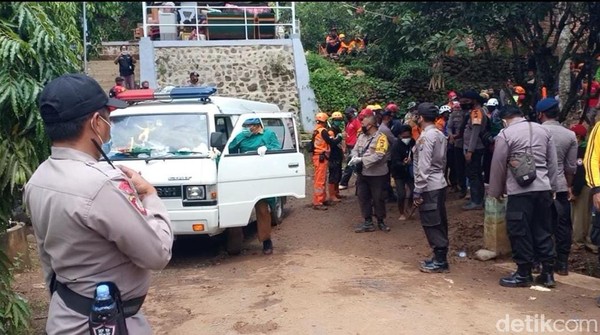 Tragis, Ibu dan Anak Korban Longsor Nganjuk Ditemukan Berpelukan