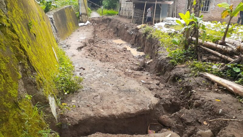 Waduh, Tanah Sepanjang 25 Meter di Madiun Ambles