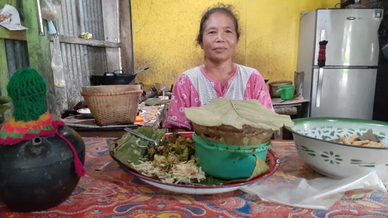 Nikmatnya Nasi Pecel Daun Jati Mbah Simah Madiun