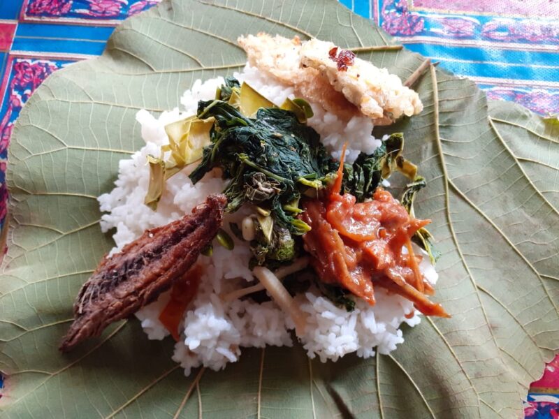 Jualan Nasi Pecel Daun Jati, Penghasilan Mbah Simah Madiun Capai Rp1 Juta/Hari