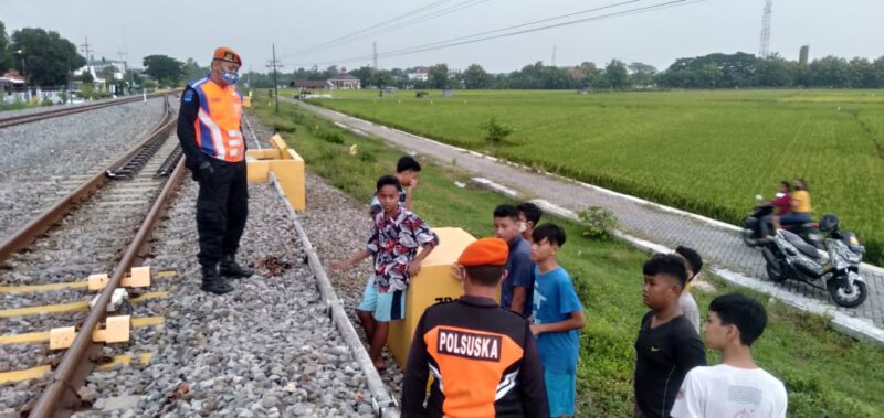 Berbahaya! Anak-Anak di Madiun Bermain di Jalur KA, Langsung Diamankan Polsuska