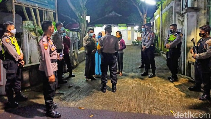 Tolak Ibu Dimakamkan Protokol Covid-19, Anak Ini Acungkan Samurai Ancam Bakar Mobil Polisi