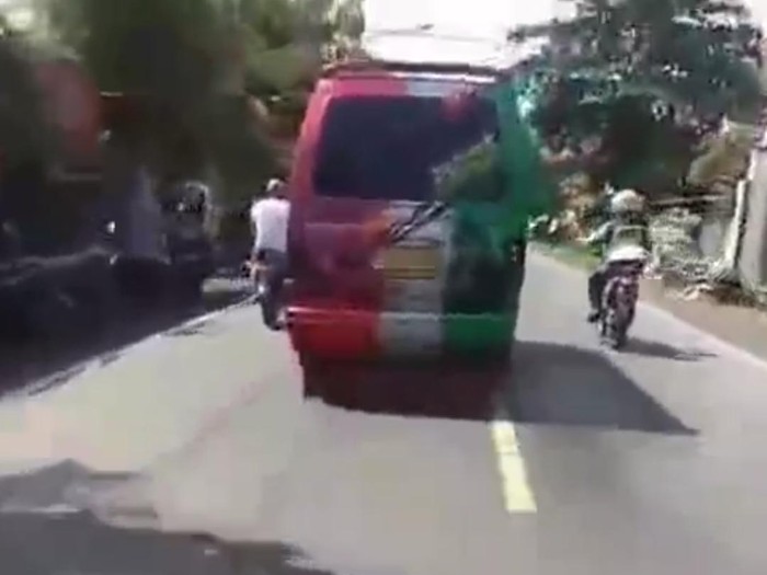 Senggol Polisi hingga Terjatuh, Sopir Angkot Ugal-Ugalan di Probolinggo Dibekuk