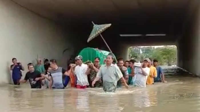 Sepekan Air Tak Surut, Warga di Jombang Gotong Jenazah Terjang Banjir 1 Meter