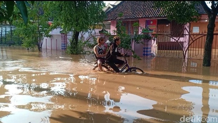 Tak Hanya Tanah Longsor, Nganjuk Juga Terendam Banjir