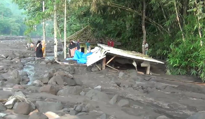 Seret Mobil, Banjir Lahar Dingin Gunung Semeru Juga Timbun Musala dan Warung