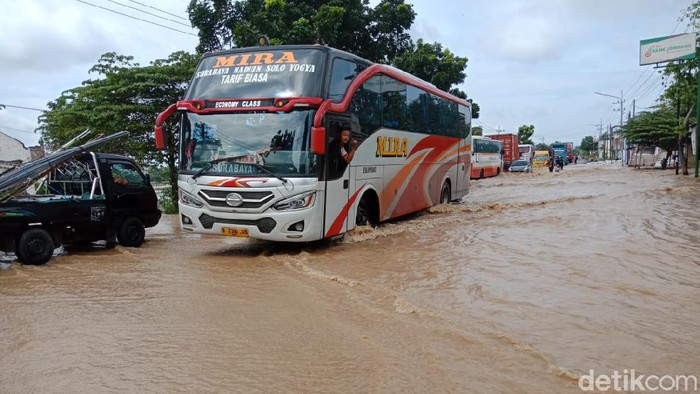 Banjir di Jombang Kian Meluas, Kendaraan Dialihkan ke Jalan Tol