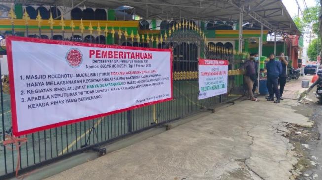 Masjid Digembok, Warga Jember Bingung Mau Salat Jumat