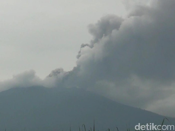 Gunung Raung Keluarkan Asap Setinggi 2 Kilometer, Otoritas Bandara Harus Waspada