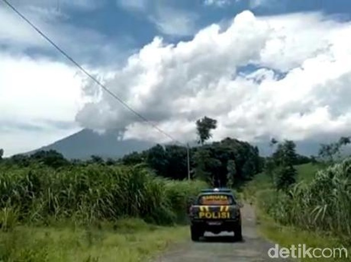 Gemuruh Gunung Raung Bikin Jendela Rumah Warga Bergetar