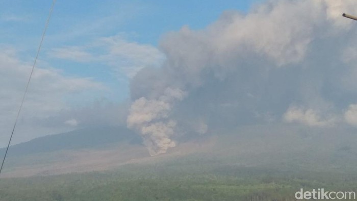 Gunung Semeru Luncurkan Guguran Awan Panas 2 Km, Status Masih Waspada