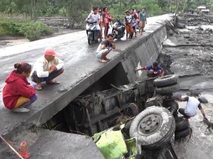 Terseret Banjir Lahar Semeru, Sopir Truk dan Istrinya Diselamatkan Warga