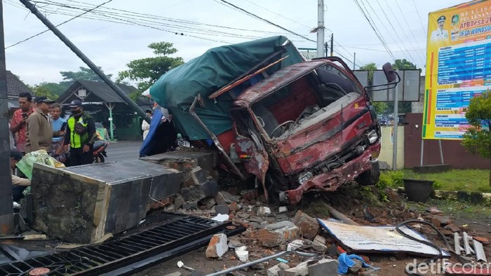 Bapak dan Anak Meninggal Berpelukan setelah Kantor Desa di Banyuwangi Dihantam Truk