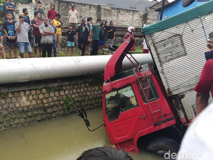 Truk Terobos Lampu Merah dan Seret Motor ke Kali, 1 Meninggal