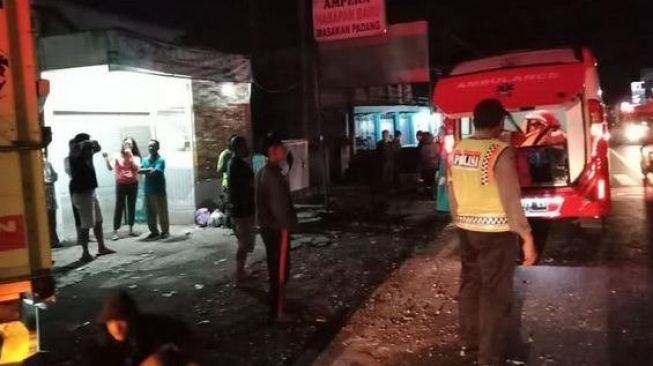 Truk Oleng Tabrak Motor di Malang, Satu Keluarga Meninggal