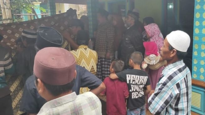 2 Santriwati Korban Tanah Longsor Asal Jember Dimakamkan Berdampingan