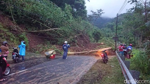 Ngantang dan Pujon Longsor, Jalur Malang-Kediri Tutup Total