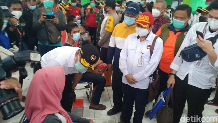 Kunjungi Pengungsi Tanah Longsor di Nganjuk, Menko PMK Minta Warga Direlokasi