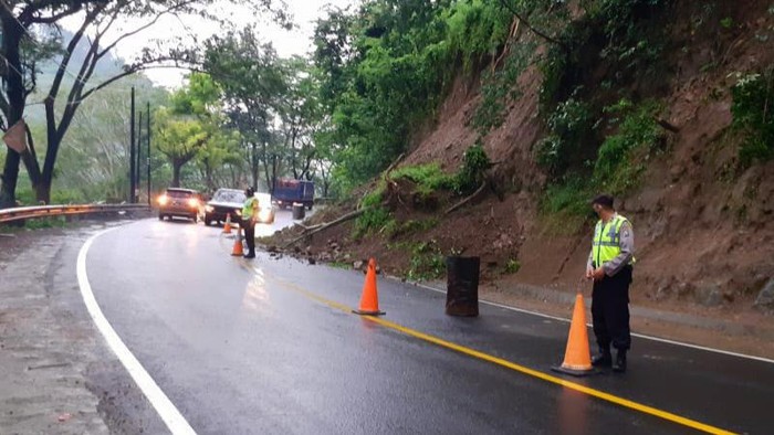 Hati-Hati! Jalan Nasional Trenggalek-Ponorogo Longsor