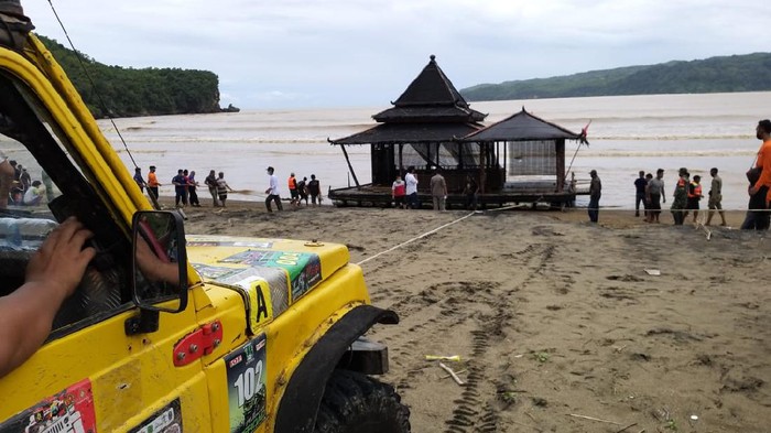 Hanyut ke Laut dan Bergeser 1 Km, Masjid Apung Pacitan Berhasil Ditarik ke Pantai