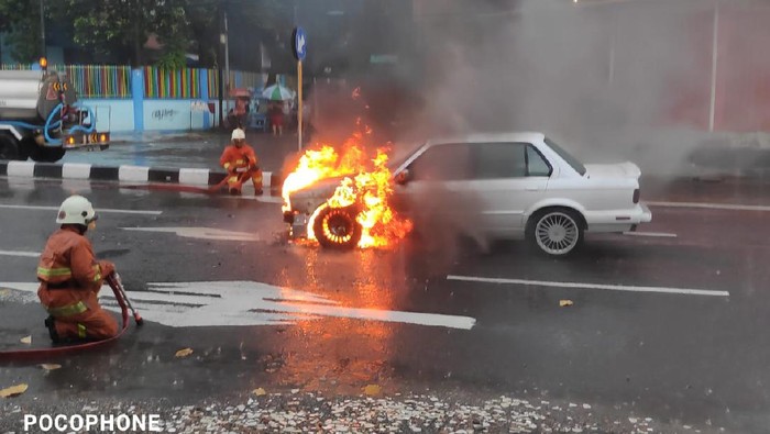 Sedan BMW Terbakar di Tengah Kemacetan Surabaya