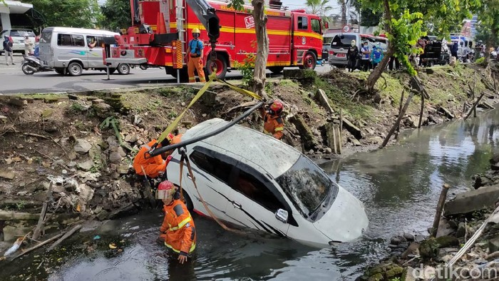 Pengemudi Tak Konsentrasi karena Ponsel Berdering, Mobil Tercebur Sungai di Surabaya