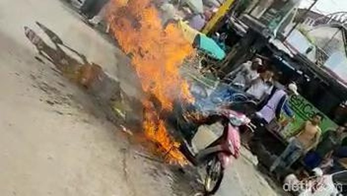 Motor Warga Pasuruan Ini Tiba-Tiba Terbakar di Pingggir Jalan