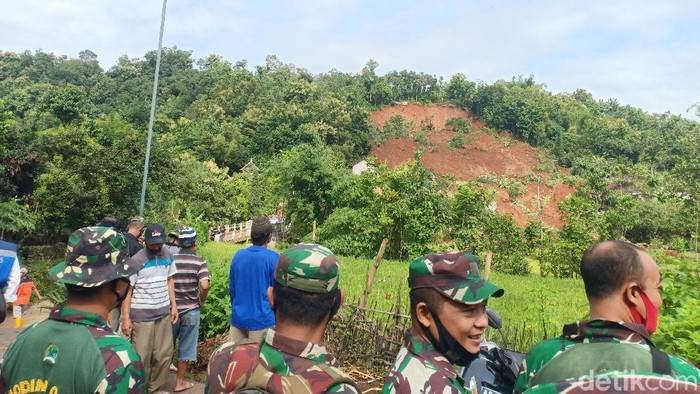 16 Orang Masih Tertimbun, Ini Penampakan Longsor di Nganjuk