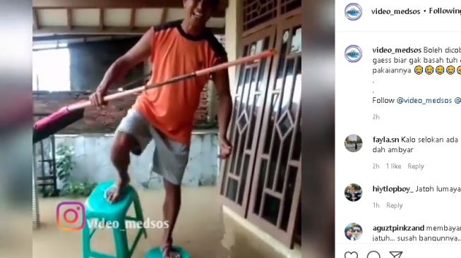 Kreatif! Pria Ini Bikin Sandal Kursi Anti Banjir