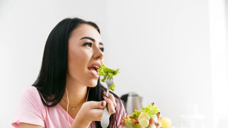 5 Makanan Ini Bisa Atasi Masalah Rambut Rontok